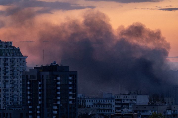 καπνός ανεβαίνει μετά από μια έκρηξη στις 28 Απριλίου 2022 στο Κίεβο της Ουκρανίας. Το περιστατικό συμπίπτει με τη σημερινή επίσκεψη στο Κίεβο του Γενικού Γραμματέα του ΟΗΕ Αντόνιο Γκουτέρες.