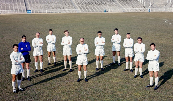 Once titular del Madrid en 1964: de izda. a dcha., Amancio, Vicente, Santamaria, Isidro, Zoco, Di Stefano, Pachin, Muller, Felix Ruiz, Puskas y Gento