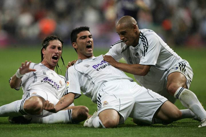 Ramos (izda.), Reyes (centro) y Roberto Carlos (dcha.), eufóricos tras remontar al Mallorca en el último partido de la Liga 2006-2007