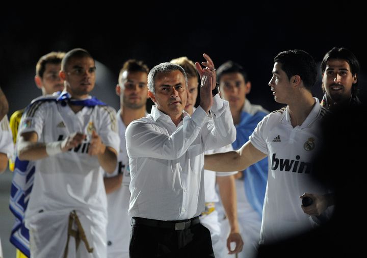 Mourinho celebra la liga del récord con Cristiano Ronaldo en presencia de Casillas, Pepe o Khedira, entre otros