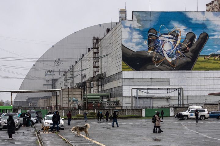 El exterior de la central nuclear de Chernóbil durante la visita de la OIEA.
