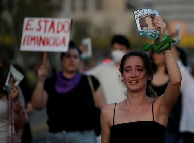 데바니 에스코바르 시신 발견 다음날인 4월 22일, 페미사이드에 대응 않는 정부를 규탄하는 시위에 나선 여성이 눈물짓고