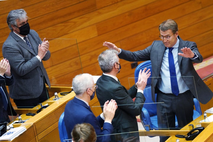 El ya expresidente Xunta de Galicia, Alberto Núñez Feijóo, en su despedida tras la última sesión de control en el Parlamento autonómico, O Pazo do Hórreo.