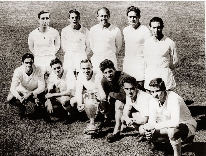 Los imborrables años 50: De pie, de izda. a dcha. Kopa, Mateos, Di Stéfano, Rial, Gento; agachados, Marquitos, Santiesteban, Santamaría, Domínguez, Zárraga y Antonio Ruiz.