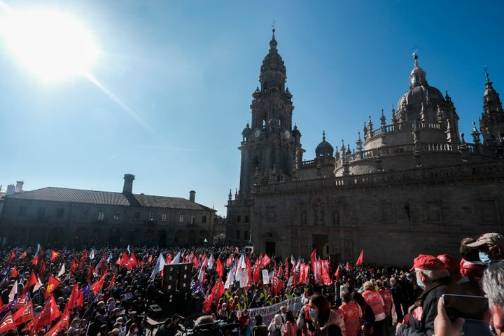 Manifestación multitudinaria en defensa de la sanidad pública gallega, a finales de 2021, ante de la Catedral de Santiago de Compostela.