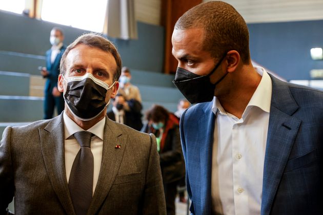 Emmanuel Macron et Tony Parker en mai 2021 lors d'un déplacement présidentiel pour inciter...