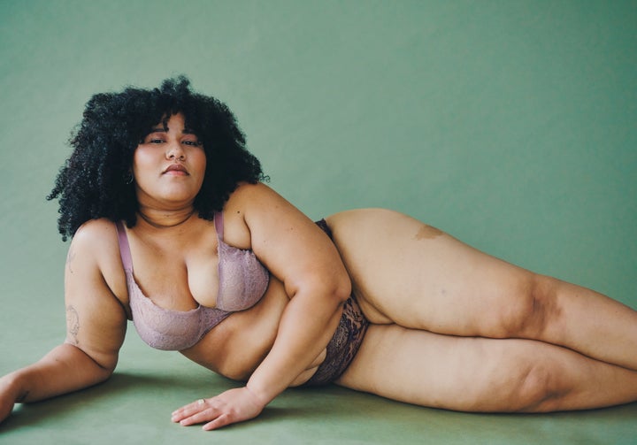 Mujer posa con un conjunto de lencería.