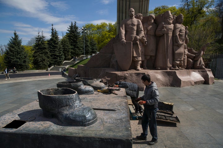La estatua se alzó como alegoría de la unidad, pero el hueco que ha dejado es ahora el símbolo de la enemistad y de la guerra con el que cada día se inmortalizan cientos de ucranianos.