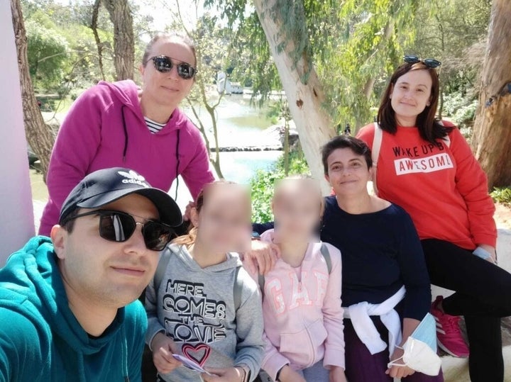 Josué, hijo de Inma; Gloria, mujer de Inma; sus hijas, Carla y Gloria; Inma y su nuera, Marina.