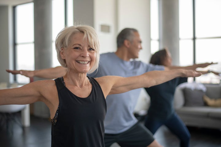 Mujer clase de yoga