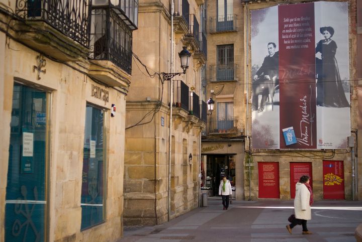 Un cartel de Machado y Leonor preside una calle de la ciudad de Soria.