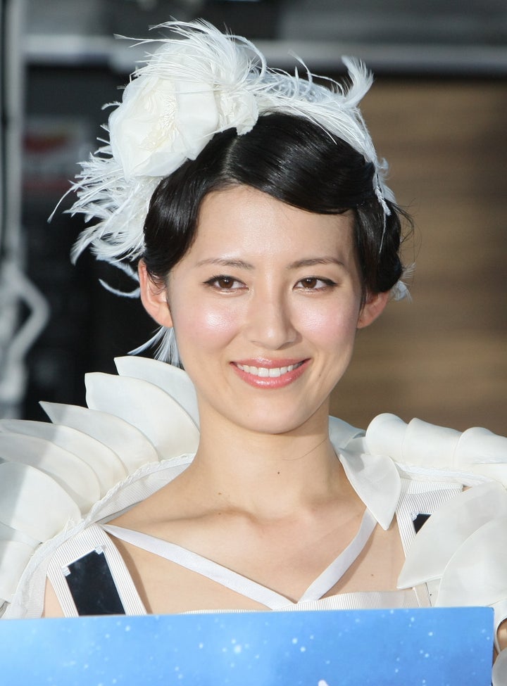 福田彩乃さん第1子を出産 足を骨折し ギプスで分娩台へ 車いすでピースサインの写真で報告 ハフポスト アートとカルチャー 福田彩乃さん第1子を出産 足を骨折し ギプスで分娩台へ 車いすでピースサインの写真で報告 ハフポスト アートとカルチャー