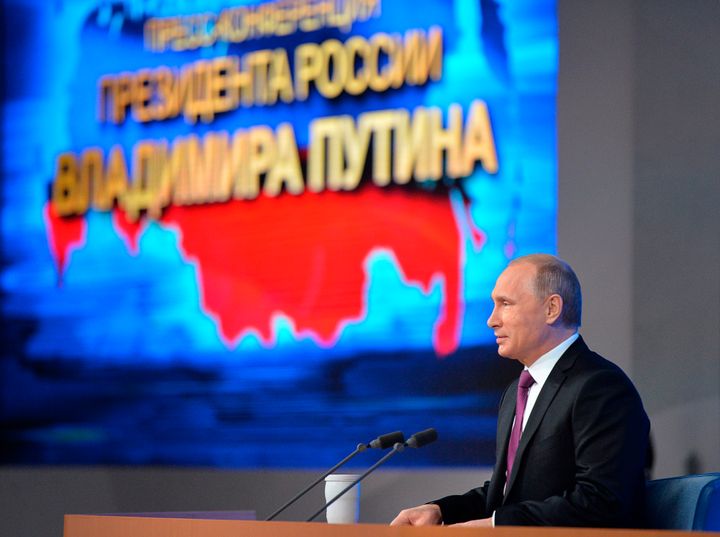 Φωτογραφία αρχείου - 2014 Ο Πούτιν μιλά και δίπλα του η σημαία της Ρωσικής Ομοσπονδίαs με την Κριμαία στα αριστερά του χάρτη.