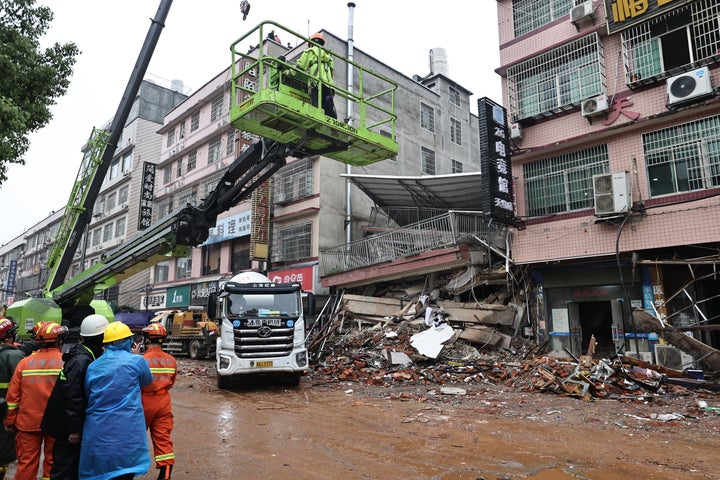 Imagen del colapso en un edificio residencial de ocho pisos en China.