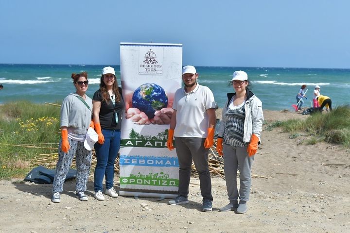Ουκρανοί πρόσφυγες καθάρισαν παραλία στο Ηράκλειο Κρήτης