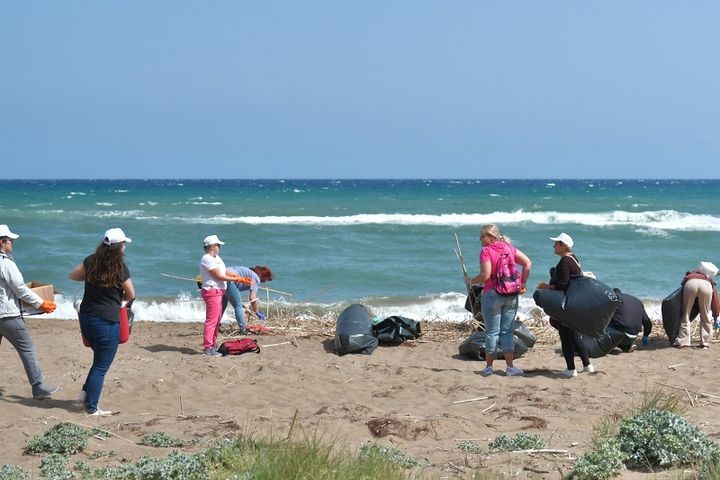 Ουκρανοί πρόσφυγες καθάρισαν παραλία στο Ηράκλειο Κρήτης