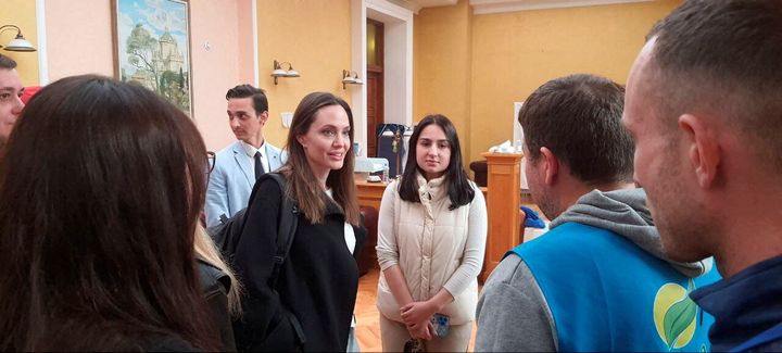 Η ηθοποιός και ειδική απεσταλμένη της Ύπατης Αρμοστείας του ΟΗΕ για τους Πρόσφυγες, Aντζελίνα Τζολί, επισκέπτεται τον κεντρικό σιδηροδρομικό σταθμό του Λβιβ