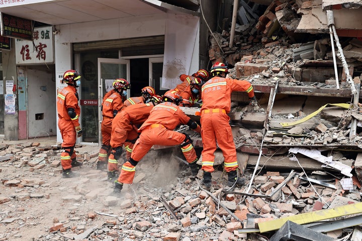 長沙市の事故現場で活動する消防隊員 (Photo by VCG/VCG via Getty Images)