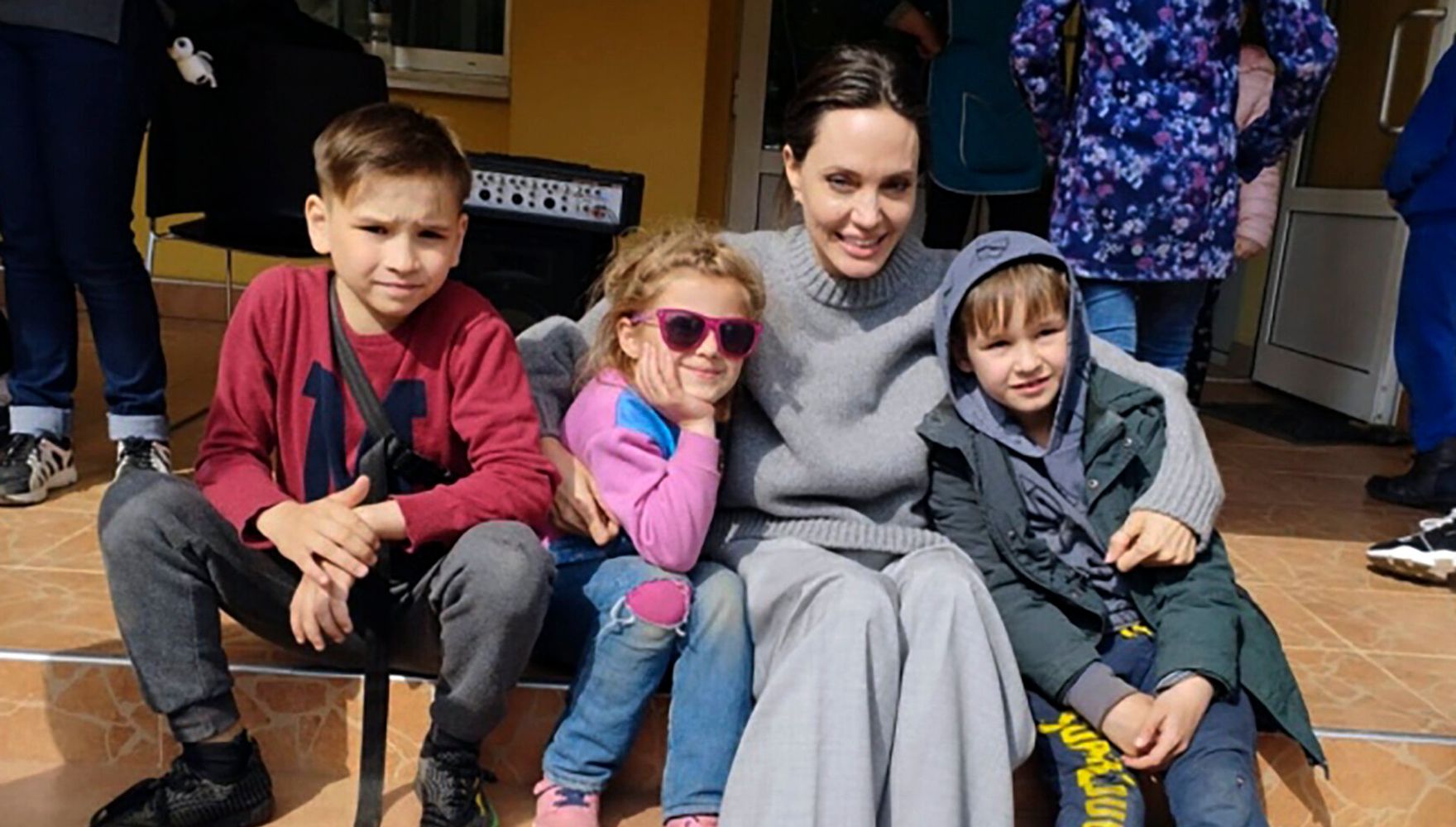 Angelina Jolie fait une visite surprise en Ukraine et rencontre des enfants blessés