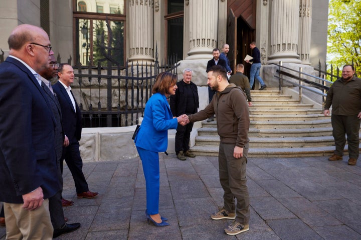 Dans cette image publiée par le Bureau de presse présidentiel ukrainien le dimanche 1er mai 2022, le président ukrainien Volodymyr Zelenskyy, au centre droit, et la présidente américaine de la Chambre Nancy Pelosi se serrent la main lors de leur rencontre à Kiev, en Ukraine, le samedi 30 avril 2022 (Bureau de presse présidentiel ukrainien via AP)