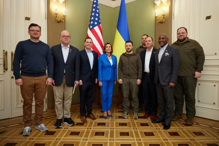 Sur cette image publiée par le Bureau de presse présidentiel ukrainien le dimanche 1er mai 2020, le président ukrainien Volodymyr Zelenskyy, centre droit, et la présidente américaine de la Chambre Nancy Pelosi posent pour une photo avec des membres de leur entourage, dont le ministre ukrainien des Affaires étrangères Dmytro Kuleba , à gauche, lors de leur rencontre à Kiev, en Ukraine, le samedi 30 avril 2022. 