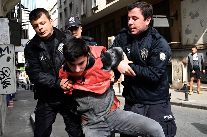 Αστυνομικοί συλλαμβάνουν διαδηλωτή στις εκδηλώσεις της Πρωτομαγιάς στην πλατεία Ταξίμ της Κωνσταντινούπολης.