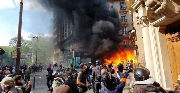 Un feu dans une rue de Paris lors de la manifestation du 1er mai 2022.
