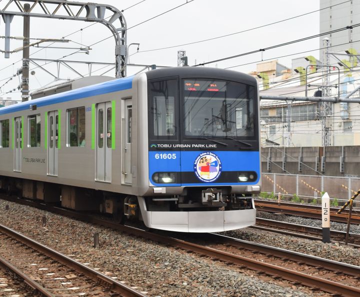 東武アーバンパークラインの現在の車両。クレヨンしんちゃんとコラボしたこともある（2021年6月）