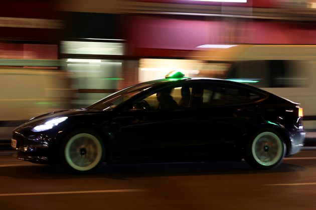 En décembre dernier, un taxi Tesla a percuté plusieurs piétons dans le XIIIe arrondissement de Paris. Le conducteur, mis en examen pour homicide involontaire, continue de mettre en cause l