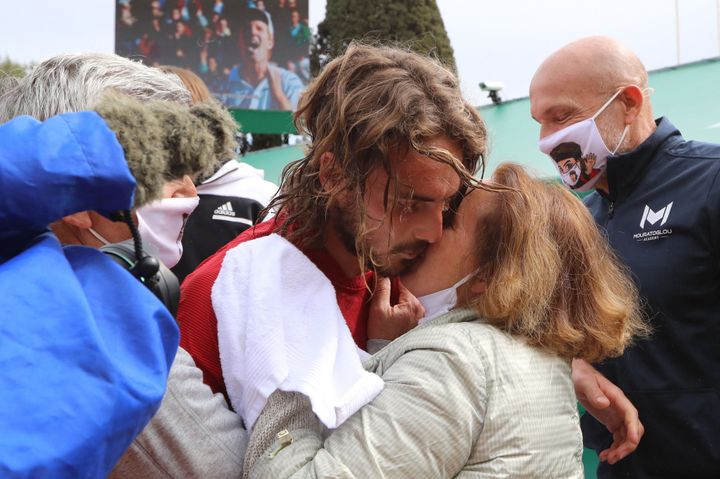 Ο Στέφανος Τσιτσιπάς φιλά τη μητέρα του καθώς πανηγυρίζει μετά τη νίκη του στον τελευταίο αγώνα μονά εναντίον του Ρώσου Andrey Rublev την ένατη ημέρα του τουρνουά τένις Monte-Carlo ATP Masters Series στο Μονακό στις 18 Απριλίου 2021.