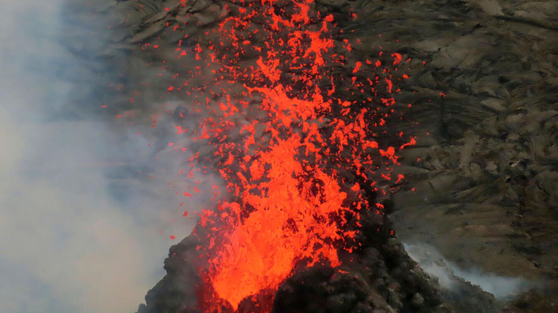 Le flux de lave du volcan d’Hawaï est stable après les démarrages et les arrêts