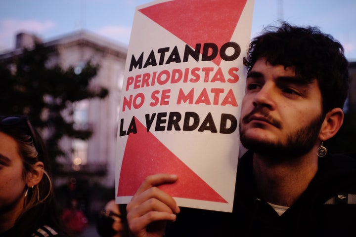 Un hombre sostiene una pancarta contra el asesinato de periodistas el pasado 25 de enero en Guadalajara (México), tras la muerte de Lourdes Maldonado, Margarito Esquivel y José Luis Gamboa.