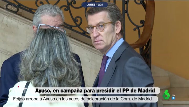 Feijóo, mirando a las cámaras.