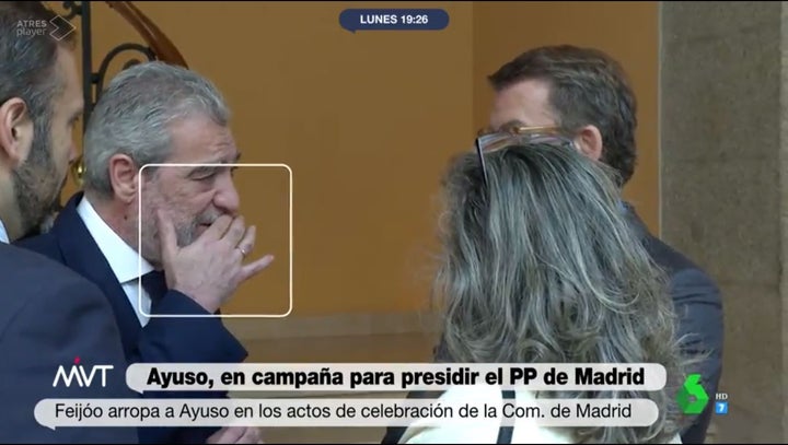 Miguel Ángel Rodríguez, tapándose la boca.