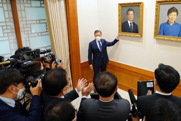 President Moon Jae-in introduced an official portrait of himself drawn by Kim Hyung-ju, a young artist born in 1980, at the last cabinet meeting held in the main building of the Blue House on the 3rd.