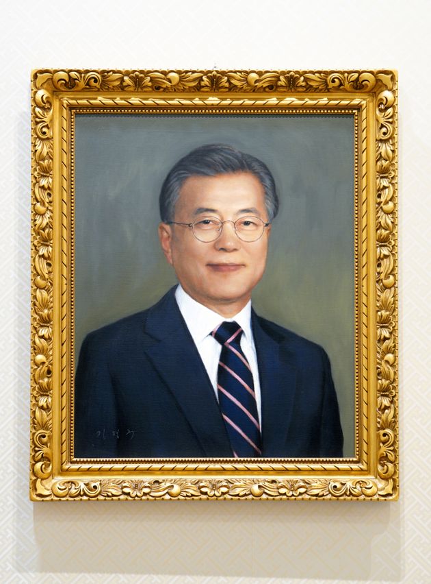 President Moon Jae-in introduced an official portrait of himself drawn by Kim Hyung-ju, a young artist born in 1980, at a cabinet meeting held in the Sejong Room of the main building of the Blue House on the 3rd.  The main building of the Blue House, where the State Council has traditionally been held, is...