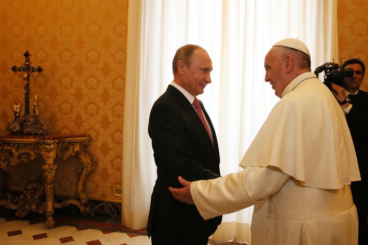 El papa Francisco recibe al presidente ruso, Vladimir Putin, en un encuentro en el Vaticano, en 2015. 