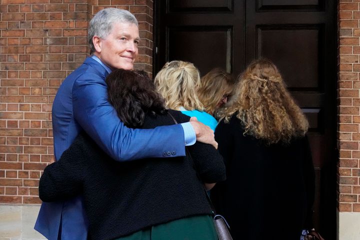 Ο Στιβ Τζόνσον, αδελφός του Σκοτ Τζόνσον, αγκαλιάζει τη σύζυγό του Ρόζμαρι καθώς φτάνουν στο Ανώτατο Δικαστήριο στο Σίδνεϊ, Δευτέρα 2 Μαΐου 2022.