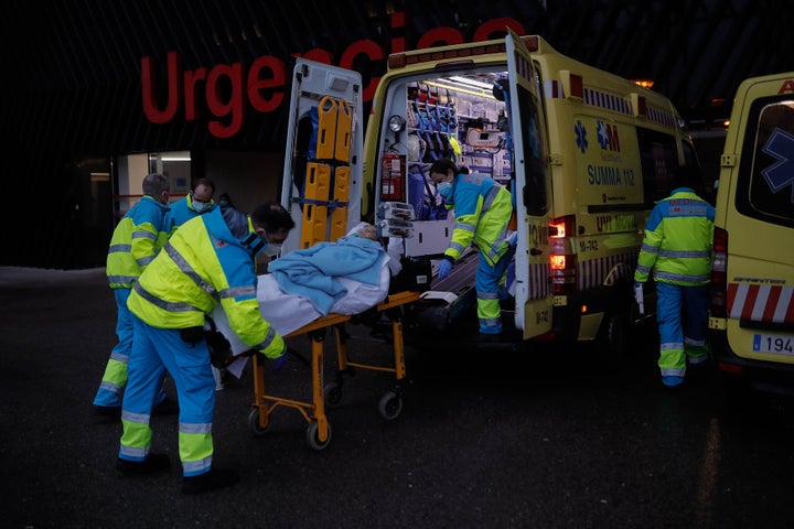 Trabajadores de urgencias atienden a un paciente