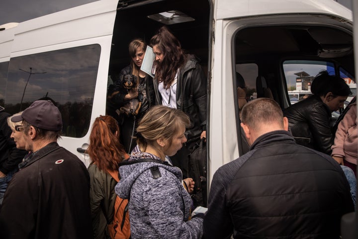 Refugiados rescatados desde Mariúpol