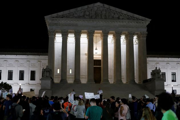 Des manifestants se sont regroupés devant l'enceinte de la Cour suprême après les...