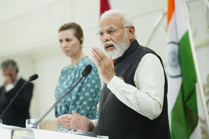 Ο Ινδός πρωθυπουργός Narendra Modi μιλά δίπλα στον πρωθυπουργό της Δανίας Mette Frederiksen κατά τη διάρκεια ενημέρωσης ειδήσεων στην επίσημη κατοικία του πρωθυπουργού στο Marienborg, στο Kongens Lyngby, βόρεια της Κοπεγχάγης, Δανία, 3 Μαΐου 2022.