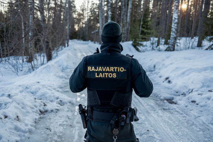 Συνοριοφύλακς περιπολεί στο χωριό Nuijamaa της Φινλανδίας, περίπου τρεις ώρες δρόμο από το Ελσινκι, σε πέρασμα προς την Ρωσία. (Photo by: Giulio Paletta/UCG/Universal Images Group via Getty Images)