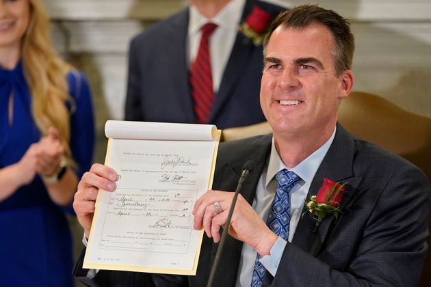 Le gouverneur de l'Oklahoma Kevin Stitt après la signature d'une loi punissant l'avortement le 12 avril 2022 (AP Photo/Sue Ogrocki)