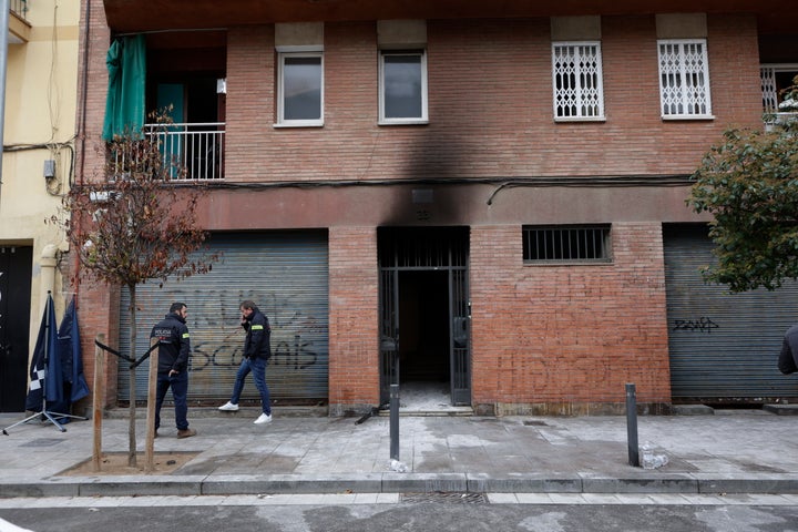 Imagen del edificio donde se ha producido el incendio, en Santa Coloma.