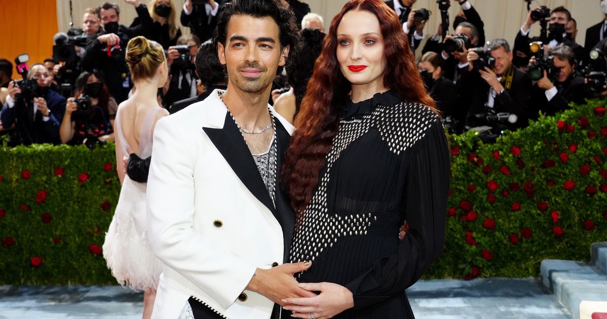 A Pregnant Sophie Turner & Joe Jonas Looked Dramatic in Black and White at  the Met Gala 2022. See Photos Here.