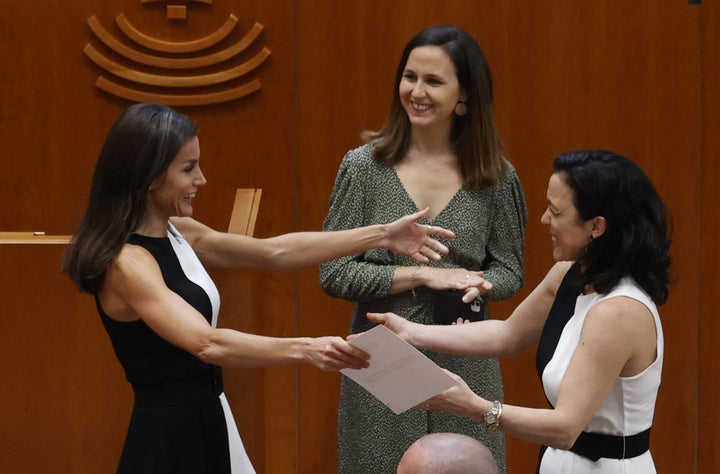 Abrazo entre la reina e Inmaculada Vivas.