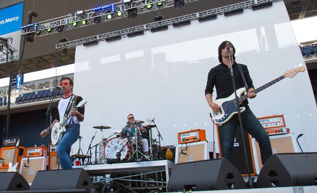 Jesse Hughes (à gauche) et Eden Galindo (à droite), qui étaient sur scène au Bataclan pour les Eagles of Death Metal le soir du 13 novembre 2015 doivent tous deux venir témoigner au procès des attentats (photo d'archive prise en juillet 2016 lors d'un festival dans le Kansas).