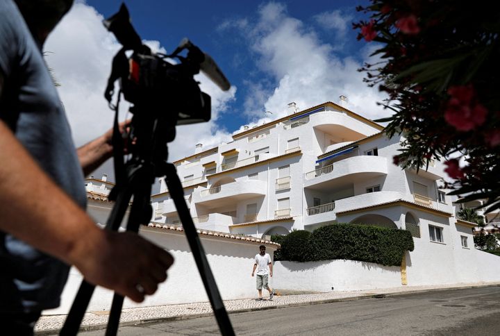 Ένας εικονολήπτης κινηματογραφεί το διαμέρισμα από όπου η τρίχρονη Μαντλίν Μακάν εξαφανίστηκε το 2007, στην Praia da Luz, Πορτογαλία, 4 Ιουνίου 2020.