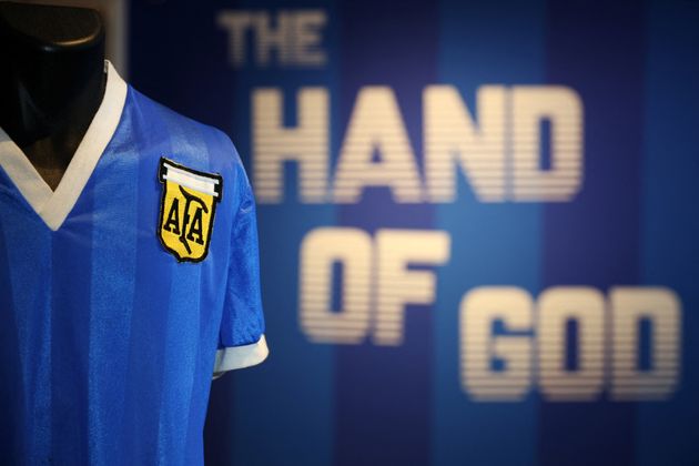 Le maillot de Maradona lors de sa présentation par la maison d'enchère Sotheby’s à Londres le 20 avril 2022. 